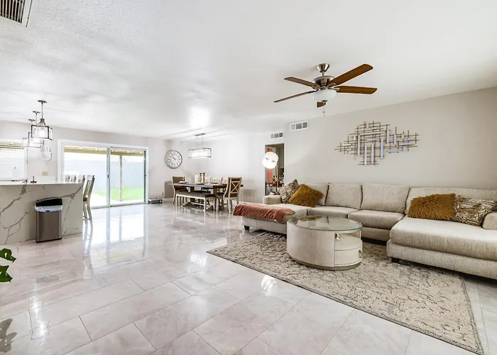 Backyard Oasis! Family-friendly Retreat Holiday home *