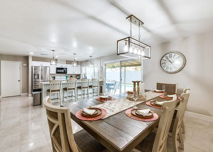 Backyard Oasis! Family-friendly Retreat Holiday home
